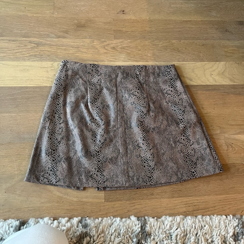 Snakeskin skort